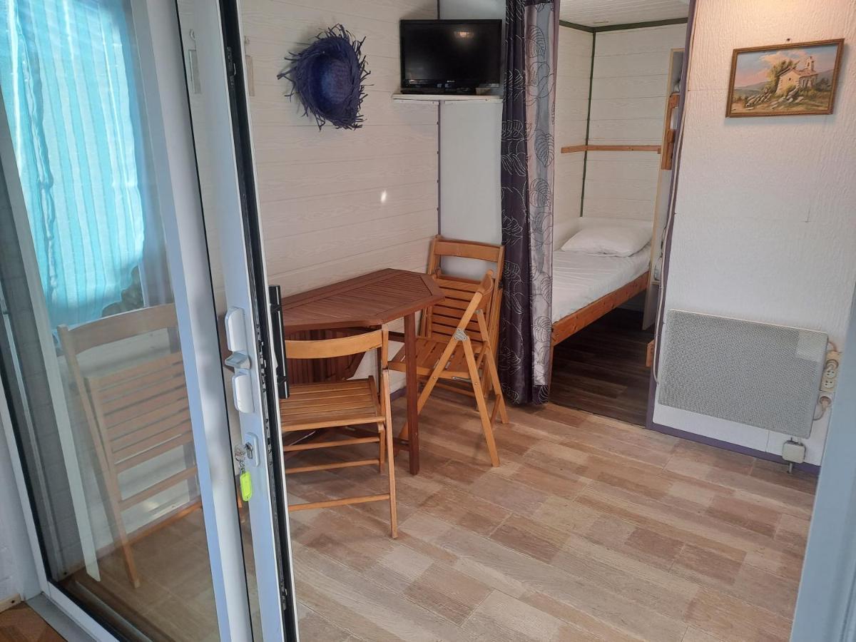 Chalet Pour 5 Personnes Equipe Sur Emplacement Privatif Dans Camping 4 Etoiles Appartenant Et Gere Par Un Particulier Hotell Foix Exteriör bild