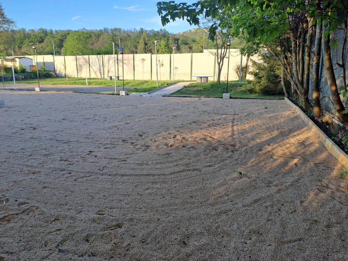 Chalet Pour 5 Personnes Equipe Sur Emplacement Privatif Dans Camping 4 Etoiles Appartenant Et Gere Par Un Particulier Hotell Foix Exteriör bild